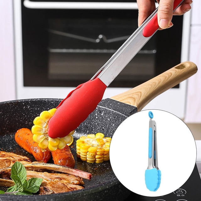 pinzas de cocina shamjiam 7 pulgadas azul de silicona acero inoxidable con revestimiento antiadherente, vista 3/4 frontal de pinzas compactas de 7 pulgadas con cuerpo de acero inoxidable y puntas y empuñadura azul de silicona, cierre de bloqueo en el mango, diseñadas para voltear carne, maíz y servir ensaladas; también suelen usarse como pinza portátil para buffet o barbacoa.