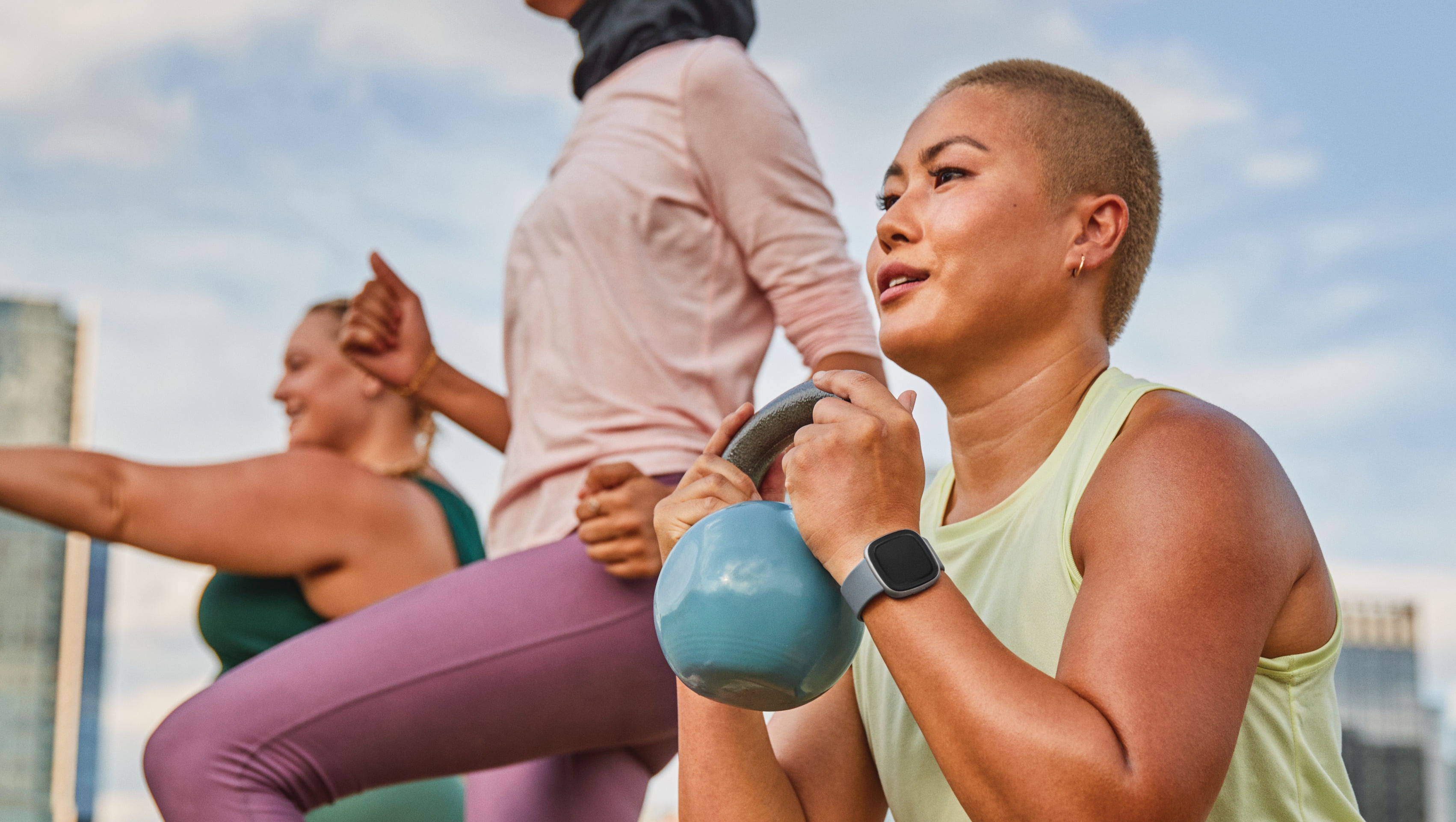 FitBit Versa 4, Copper Rose Aluminum Case, Pink Sand Band