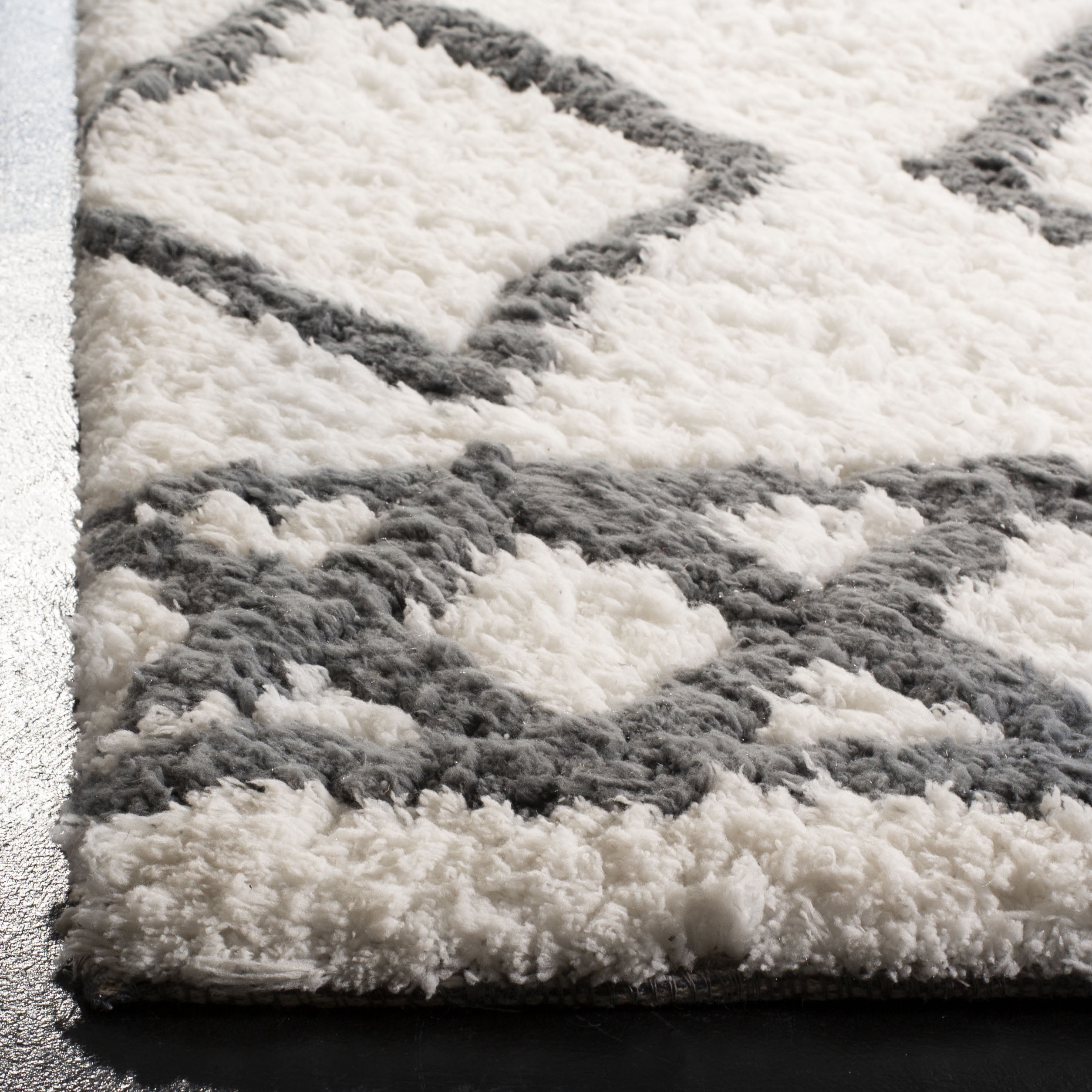 SAFAVIEH Equinox Erica Abstract Polyester Shag Area Rug, Cream/Grey, 5' x 8'
