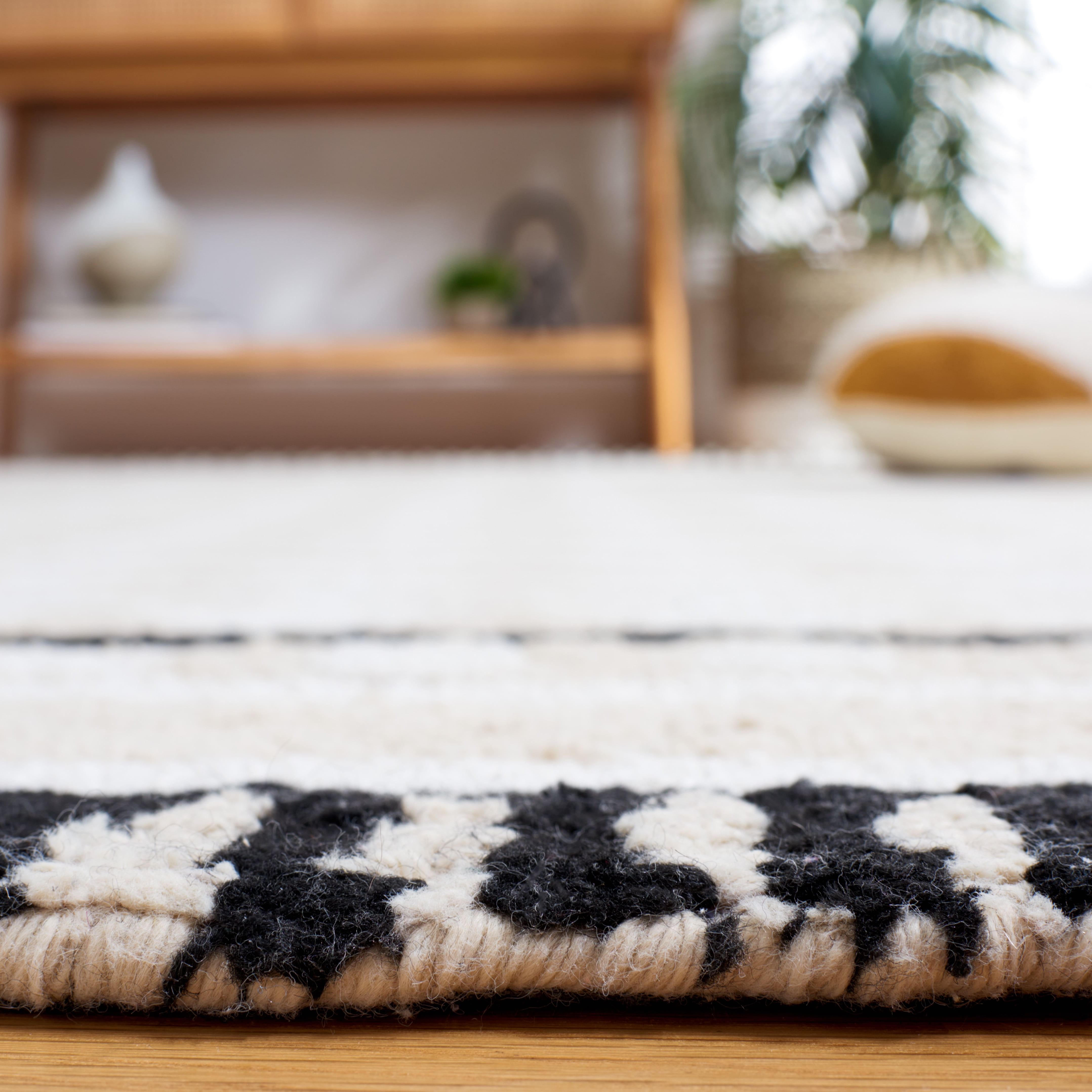 SAFAVIEH Capri Jampa Southwestern Area Rug, Ivory/Beige, 3' x 5'