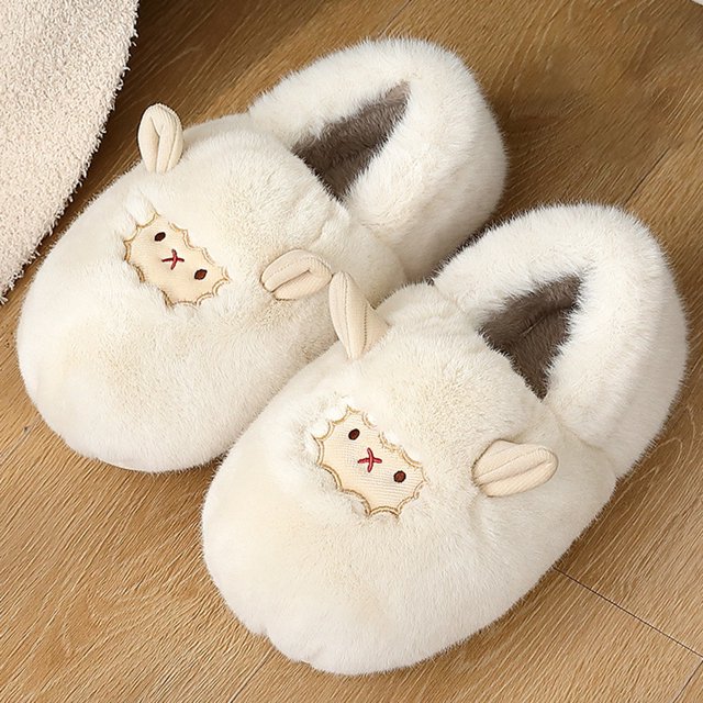 pantufla pantuflas ovejita planas térmicas dibujos animados para hombre mujer (38-39) blanco par de pantuflas blancas de felpa, vista cenital 3/4; diseño plano y cerrado con forro interior esponjoso crema, bordado frontal de cara de oveja y orejitas acolchadas, suela texturizada TPR antideslizante apenas visible sobre piso de madera, a menudo usadas también como calzado cómodo para descanso en casa.