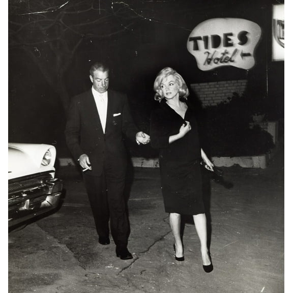 Marilyn Monroe and Joe DiMaggio Photo Print  (8 x 10)
