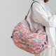 thumbnail image 5 of Bolsa de compras plegable en diseño camuflaje rosa, ideal para viajes, supermercado y actividades al aire libre., 5 of 6