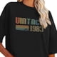 thumbnail image 2 of Blusa moderna con hombros caídos y estampado de letras para un estilo informal y elegante, camiseta holgada de cuello redondo para mujer en color negro M, 2 of 5