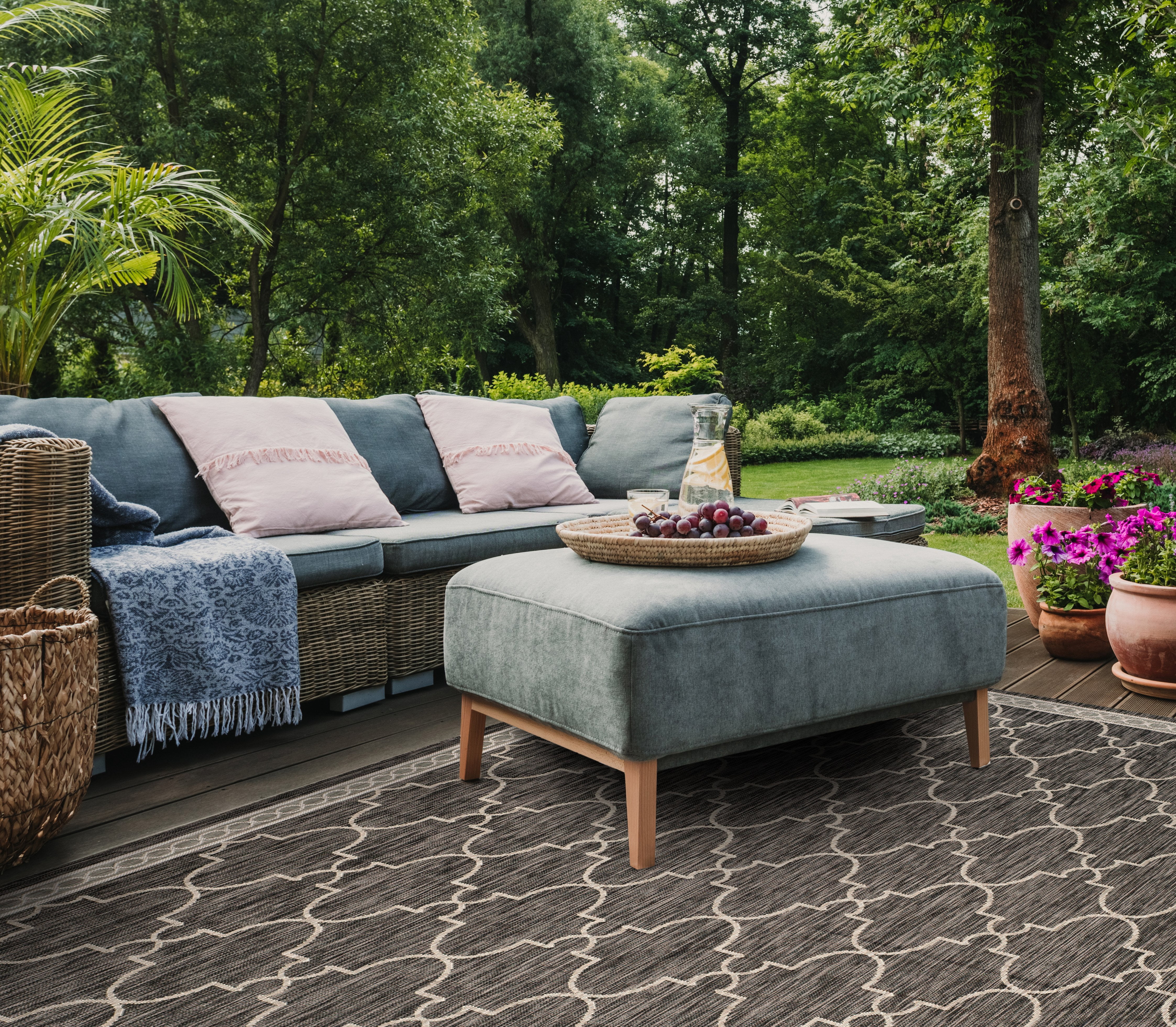 SAFAVIEH Courtyard Zavier Geometric Indoor/Outdoor Area Rug, Black/Beige, 9' x 12'