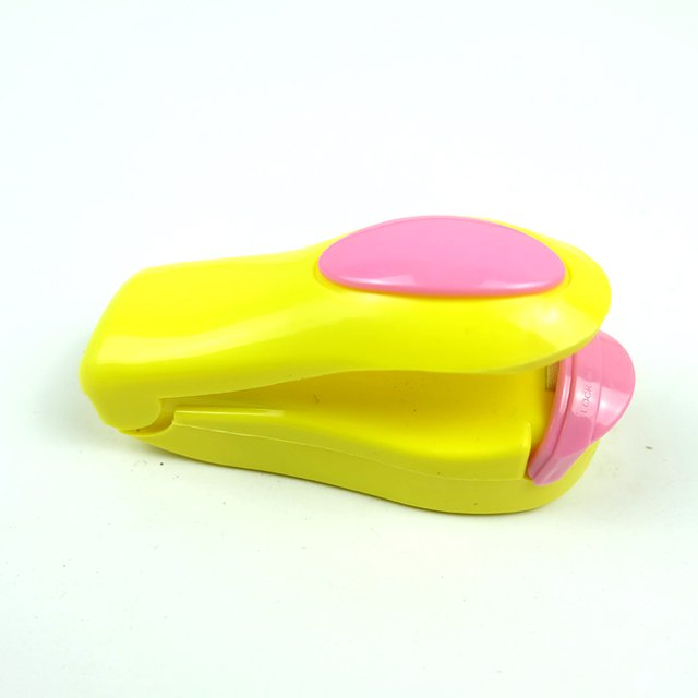 1 Pc Portable Household Mini Sealing Machine Heat Food Saver for Plastic Bags Package Gadgets Tools Heat Press, Yellow Powder