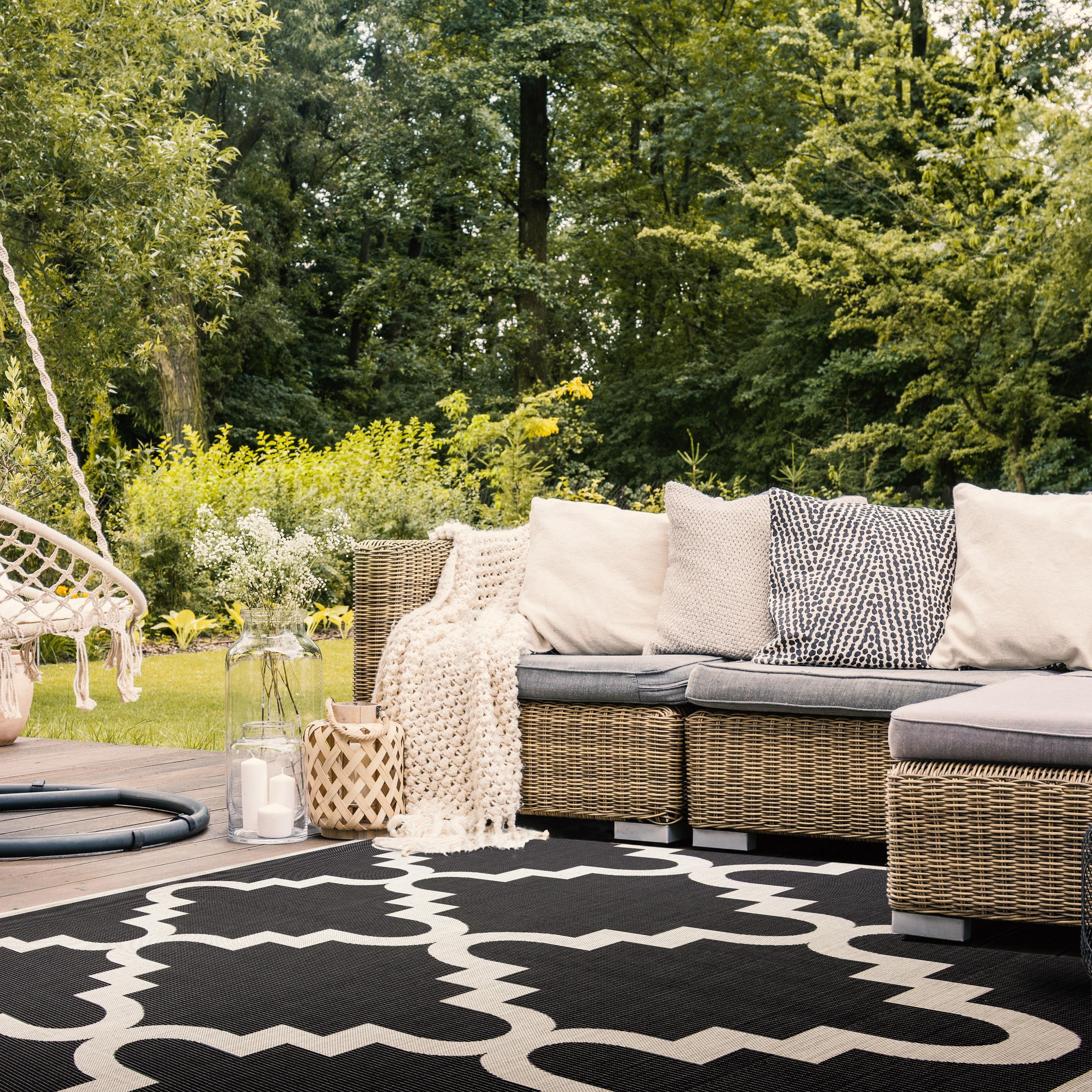 SAFAVIEH Courtyard Jaylee Geometric Indoor/Outdoor Area Rug, Black/Beige, 4' x 5'7"