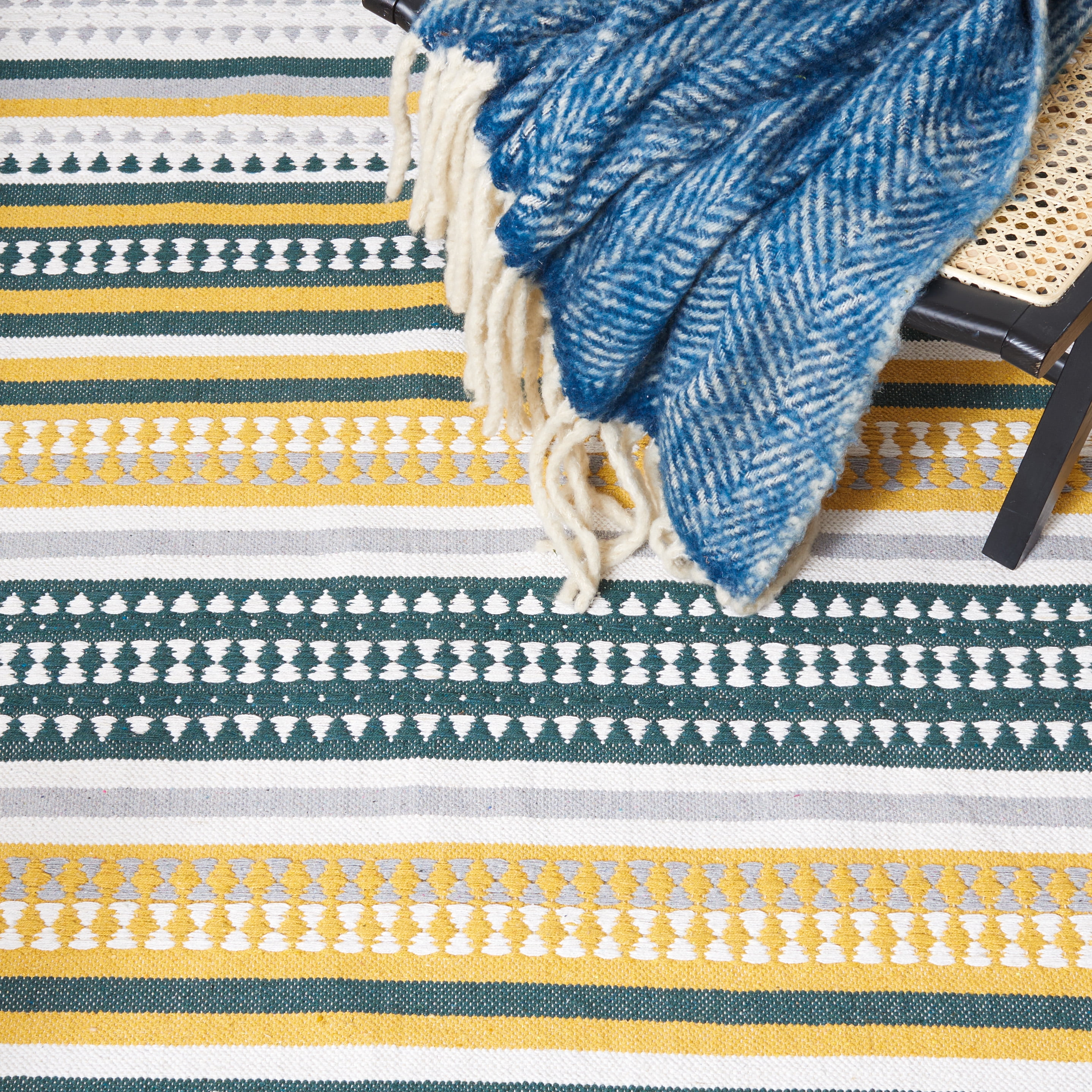 SAFAVIEH Montauk Kenyon Southwestern Cotton Area Rug, Yellow/Ivory, 6' x 6' Round
