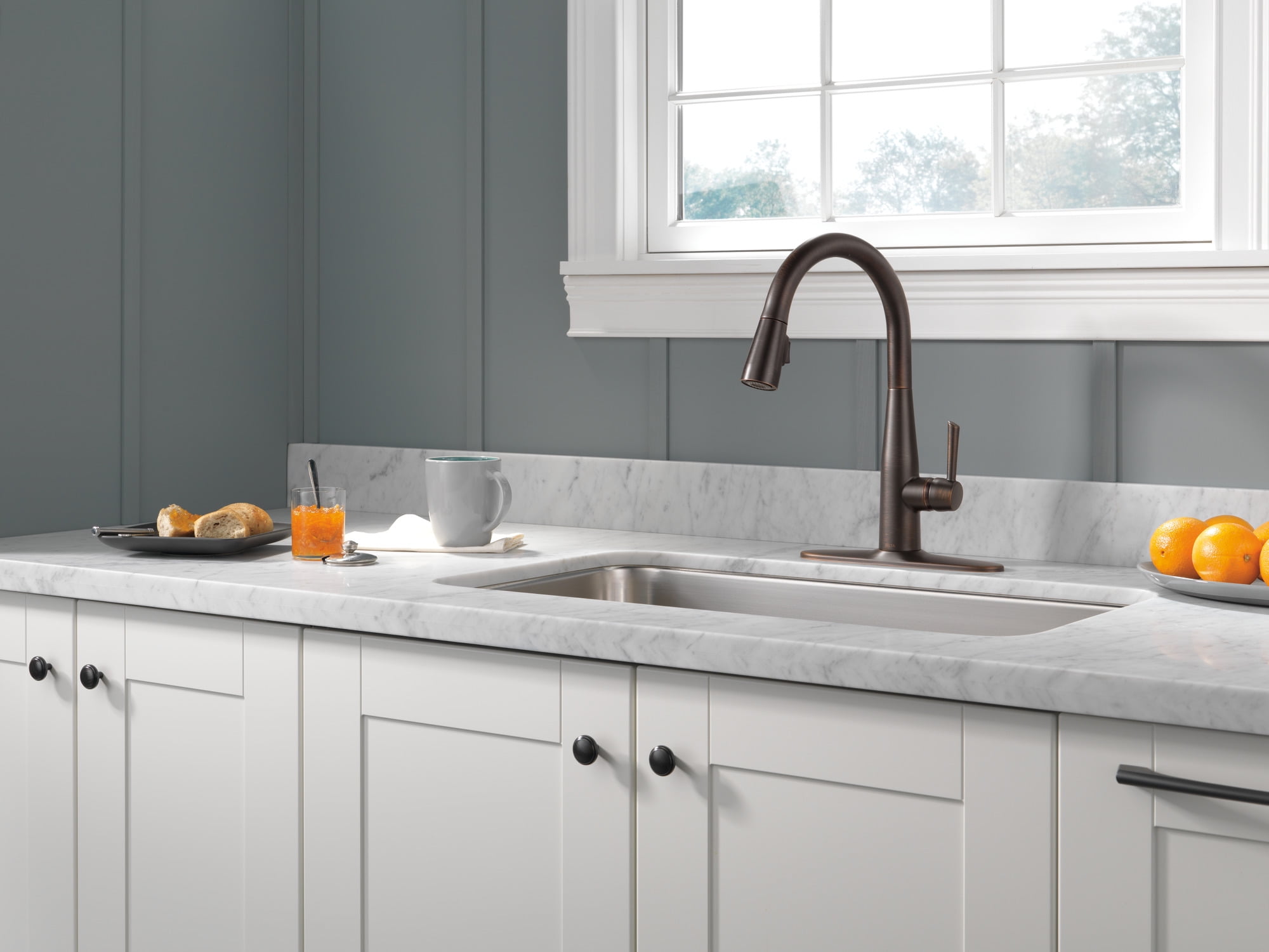 Delta Essa Single Handle Pull-Down Kitchen Faucet in Venetian Bronze 9113-RB-DST