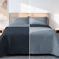 thumbnail image 1 of Colcha Ligera Pinsonic Doble Vista Dreamlab con 2 Fundas de Almohada, Edrecolcha Capitonada Reversible Ultrasuave, Edredón de verano, King Size Tape, Azul Mezclilla y Azul Noche, 1 of 9