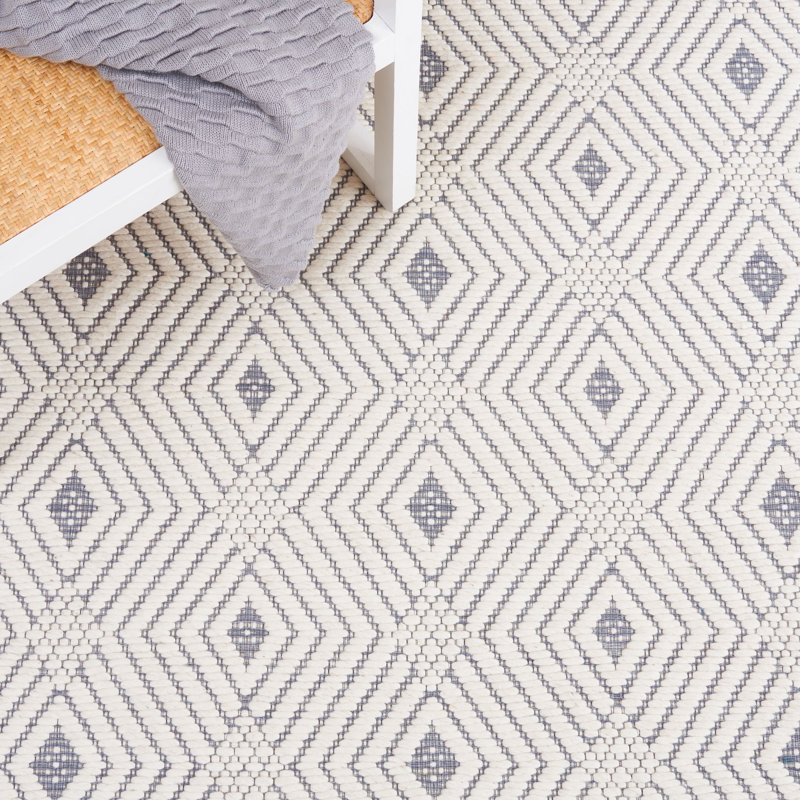 SAFAVIEH Marbella Lorelle Diamond Area Rug, Ivory/Grey, 6' x 9'