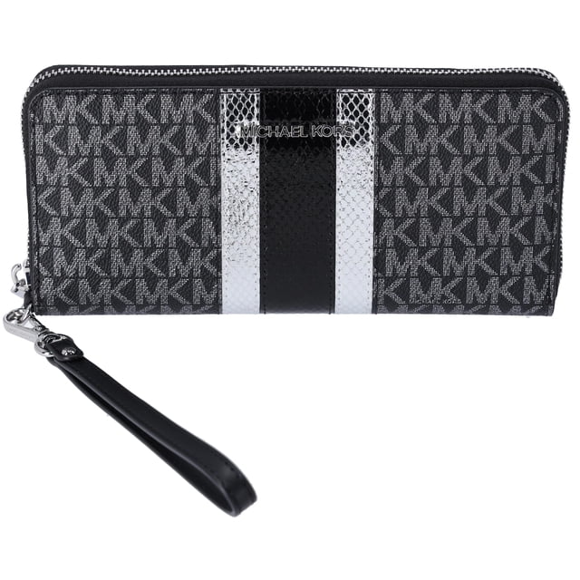cartera michael kors jet set travel, tamaño grande, color negro continental con cierre de cremallera; frontal centrado de billetera rectangular de lona con monograma MK en gris y negro, banda central con paneles metálicos plateados y franja texturizada negra, logo Michael Kors metálico encima; correa de muñeca desmontable en poliuretano negro y herrajes dorados; interior con 15 ranuras para tarjetas, 2 bolsillos deslizantes y bolsillo con cremallera.