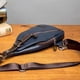 thumbnail image 5 of Mochila bandolera de piel sintética para hombre, bolso cruzado con correa de hombro ajustable para desplazamientos, viajes y recados diarios., 5 of 8