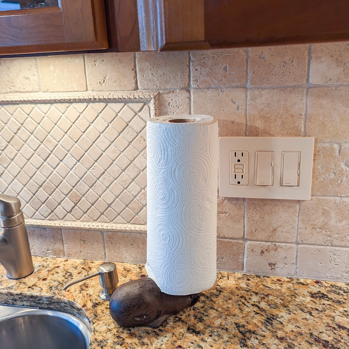 Heavy Metal Whale Bathroom Toilet Tissue TP Roll Kitchen Paper Towel Holder Stand Beach Home Decor
