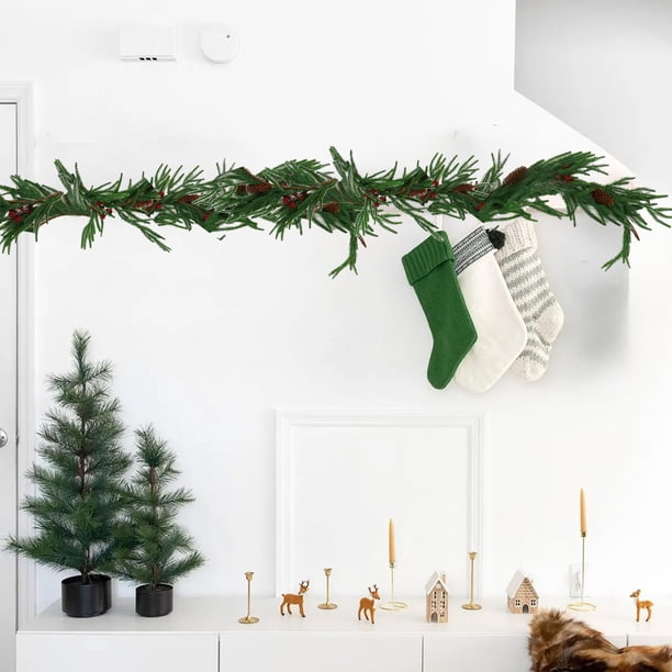 pstuiky Enredaderas navideñas artificiales de 1,8 m con piñas rojas y frutos, decoradas con motivos navideños verdes para interiores y exteriores.