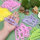 thumbnail image 3 of Juego de 40 perchas pequeñas de plástico con lazo, en 4 colores. Accesorios para colgar ropa. Medidas: 4 x 2 pulgadas., 3 of 5