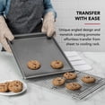 thumbnail image 3 of Bandeja para hornear KitchenAid, antiadherente, acero aluminizado, 33 x 46 cm, 3 of 8