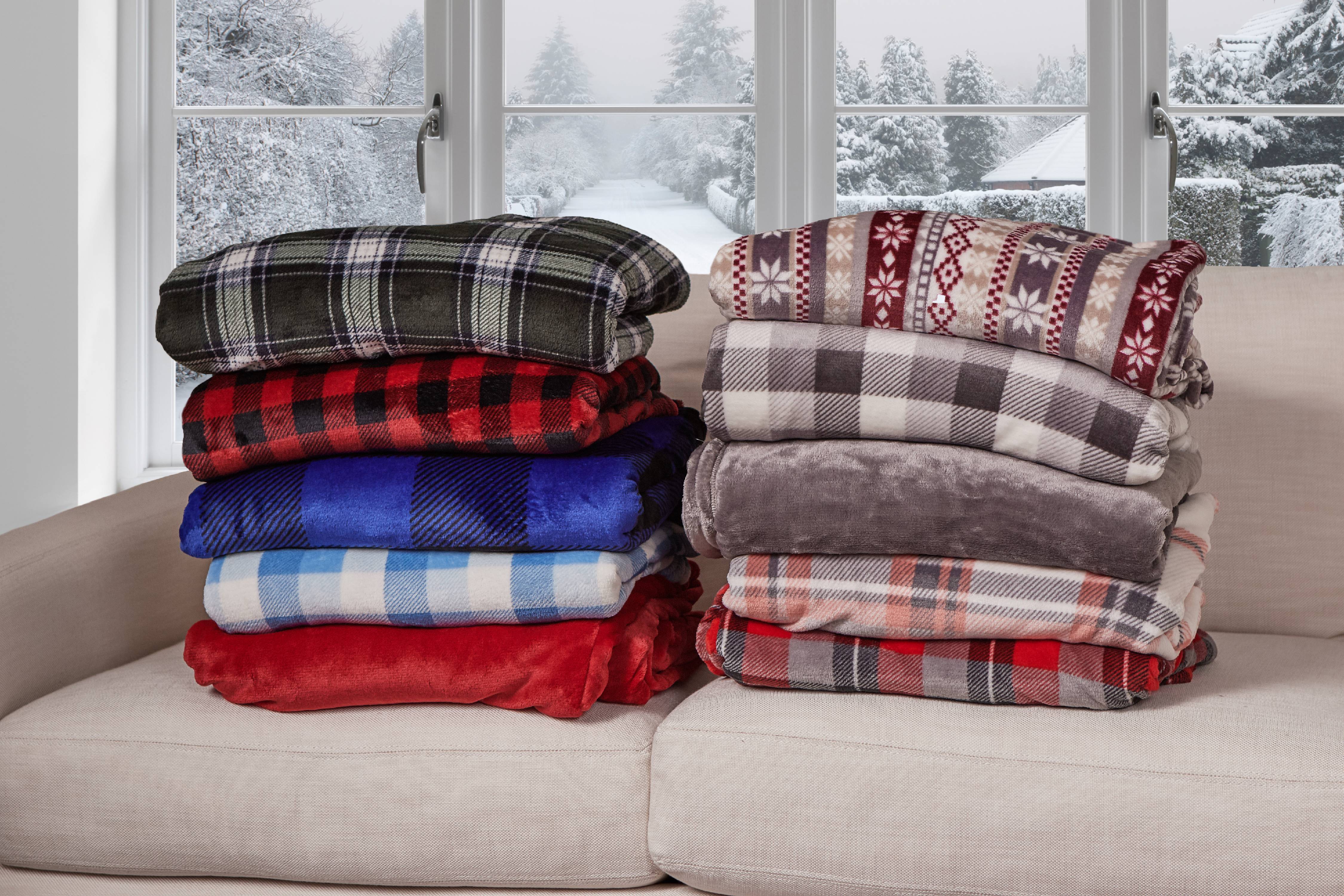 Cuddl Duds Oversized Throw Blanket with a Sherpa Foot Pocket, 50" x 70", Green Plaid