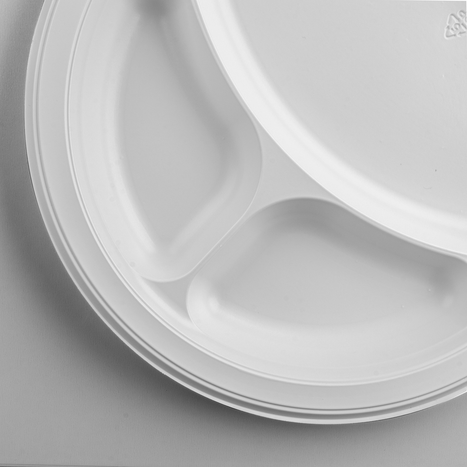 Karat Earth 9" White 3-Compartment Mineral-Filled PP Plates, 500 Count
