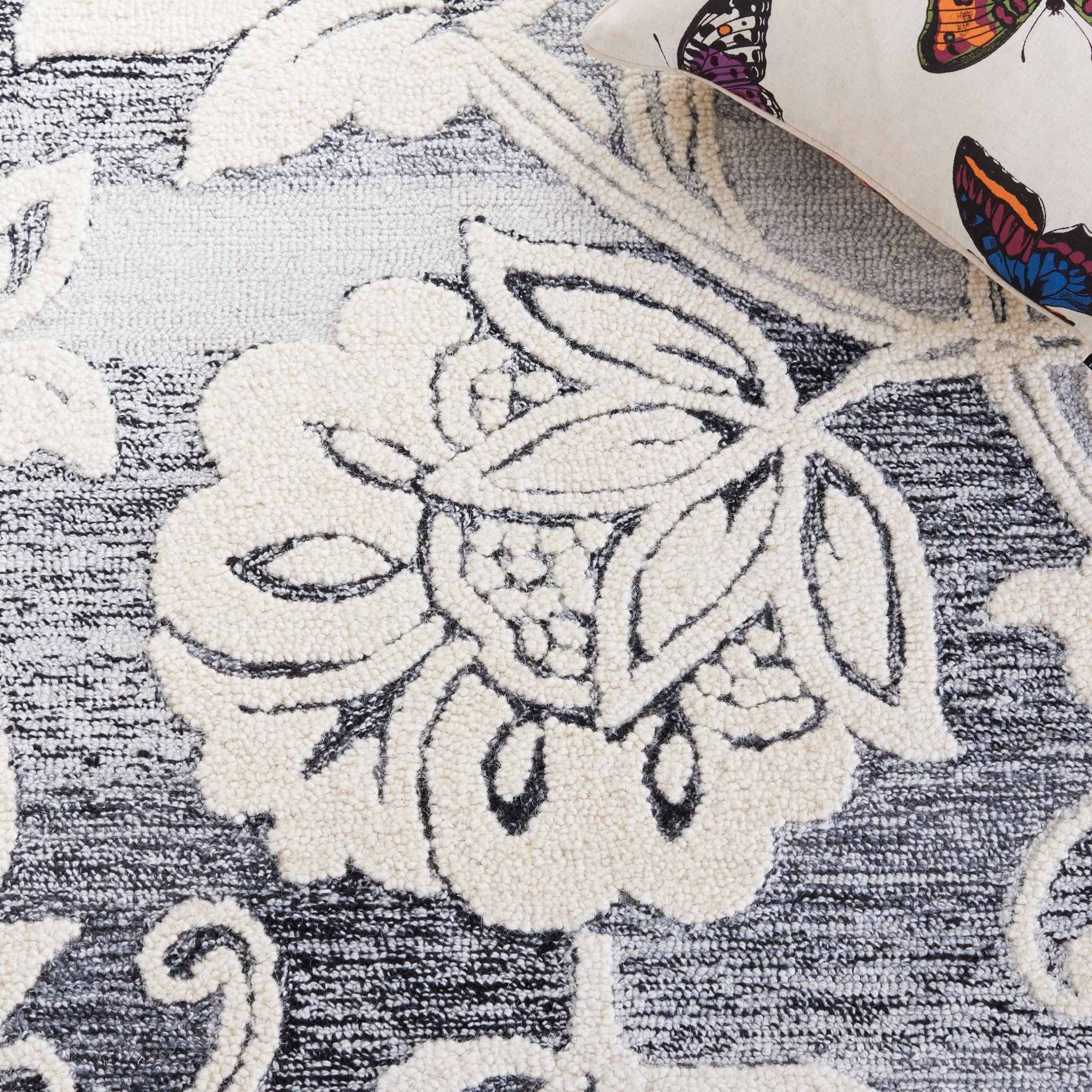 SAFAVIEH Jardin Isidor Floral Area Rug, Black/Ivory, 6' x 9'