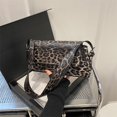 thumbnail image 2 of Bolso pequeño de moda para mujer, estilo 2025, nuevo bolso de moda, bolso bandolera para mujer, bolso de hombro con estampado de leopardo a juego., 2 of 5