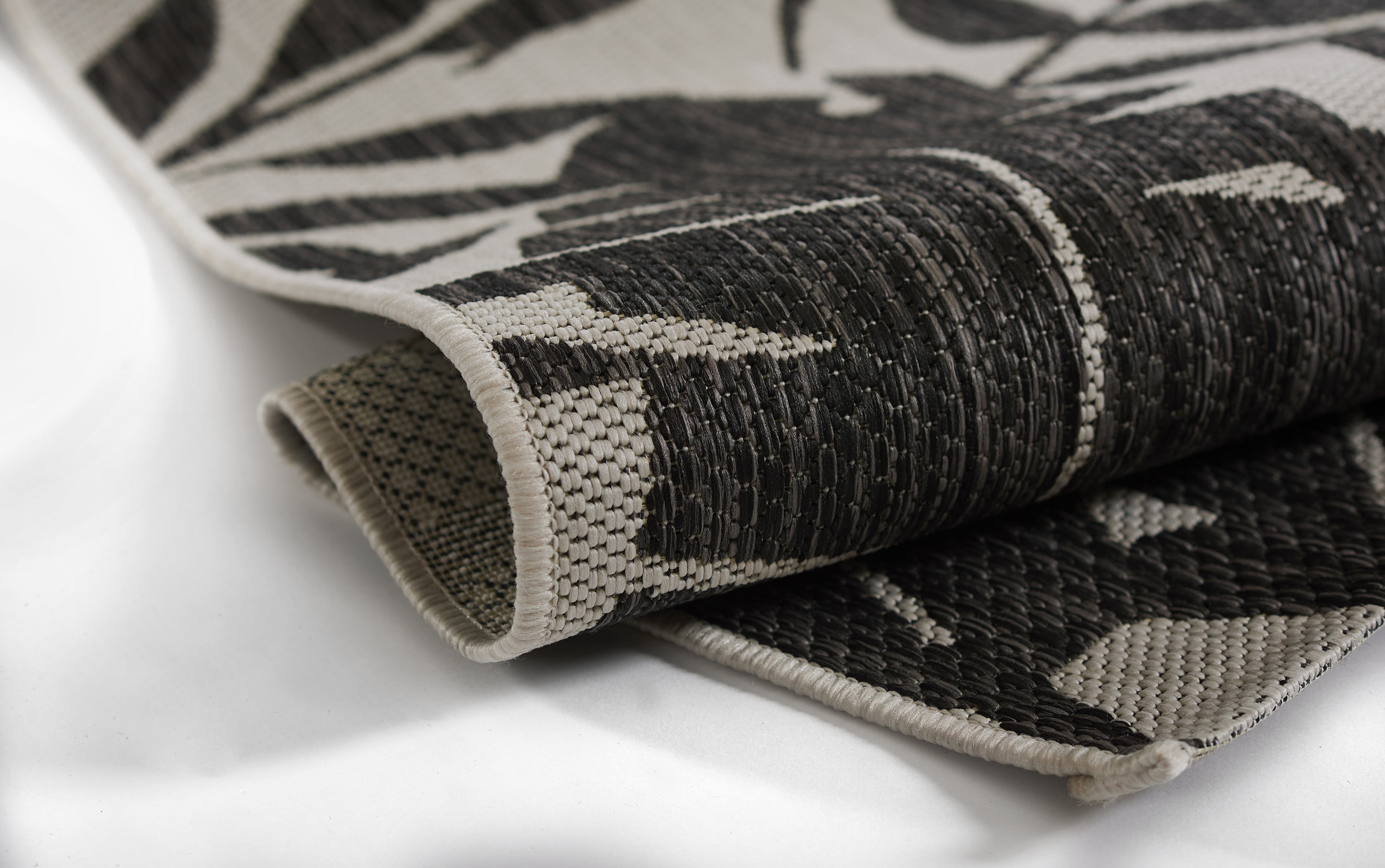 Novogratz by Momeni Villa Salerno Charcoal Indoor Outdoor Rug 6'7" X 9'6"