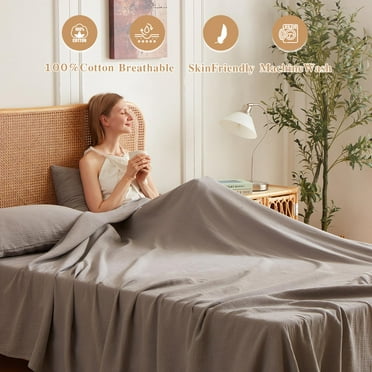 Queen-size quilt set with wool blanket and decorative pillows. Lightweight bedding comforter ensemble. All-season bedding set in khaki.