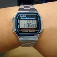thumbnail image 3 of Reloj pulsera digital Casio A-168 con correa de acero inoxidable color plateado - fondo gris/negro/azul, 3 of 6