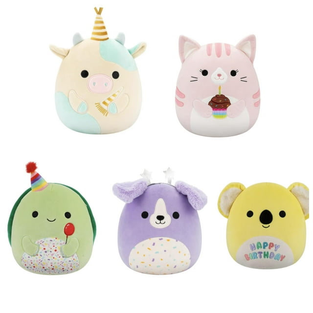 juguete de peluche squishmallows 2025 happy birthday, 5 pulgadas juego de 5, vista frontal con cinco peluches de 5 pulgadas: vaca-unicornio crema y aqua con gorro de fiesta; gato rosa con cupcake; aguacate verde con gorro y globo; perro morado con estrellas en las orejas; koala amarillo con "Happy Birthday" en el vientre. Fondo blanco, textura suave y esponjosa visible.