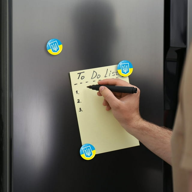 Ensemble Élégant de Réfrigérateur en Métal pour une Présentation de Notes de Cuisine Stylée et une Organisation Décorative