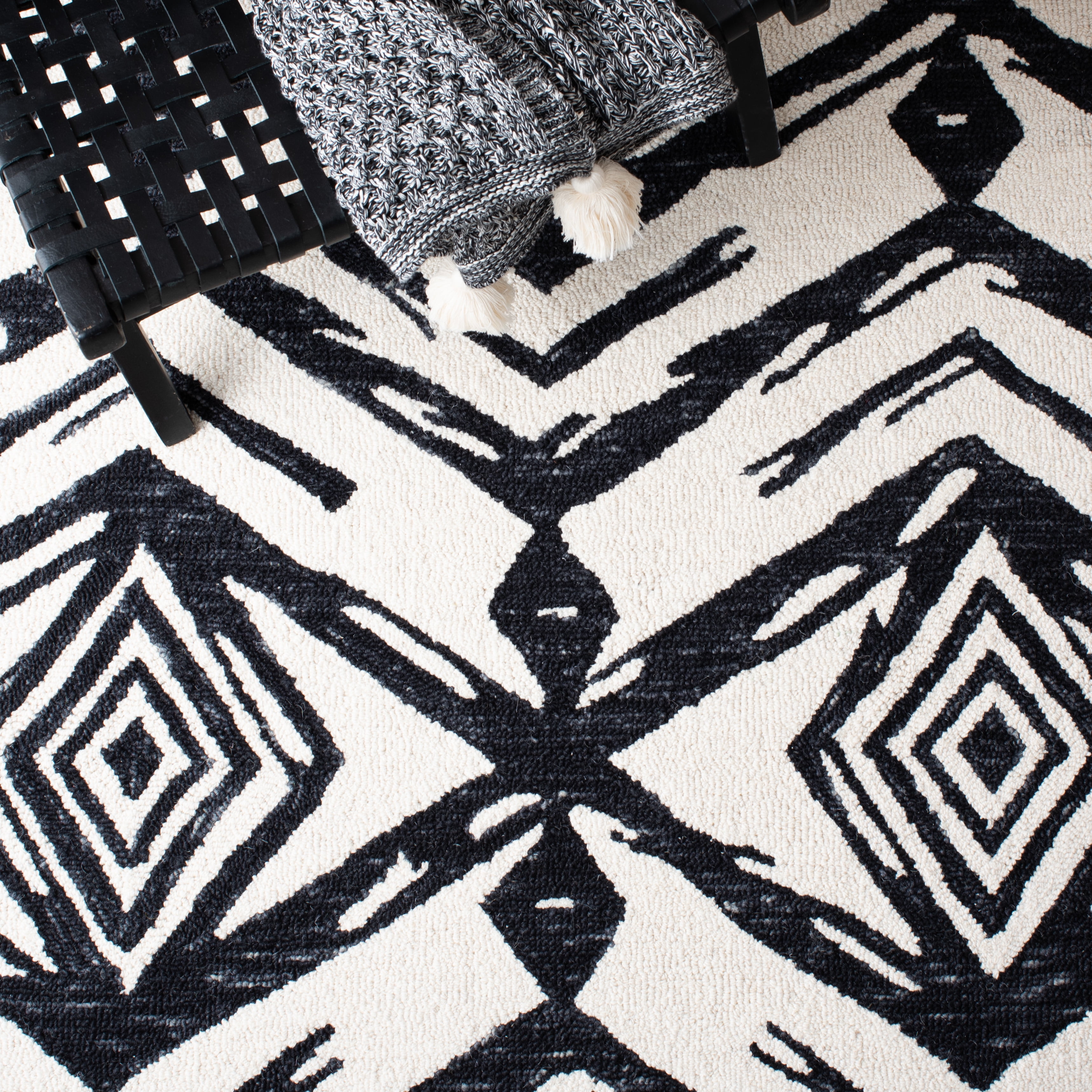 SAFAVIEH Metro Syeda Diamond Area Rug, Black/Ivory, 6' x 6' Square