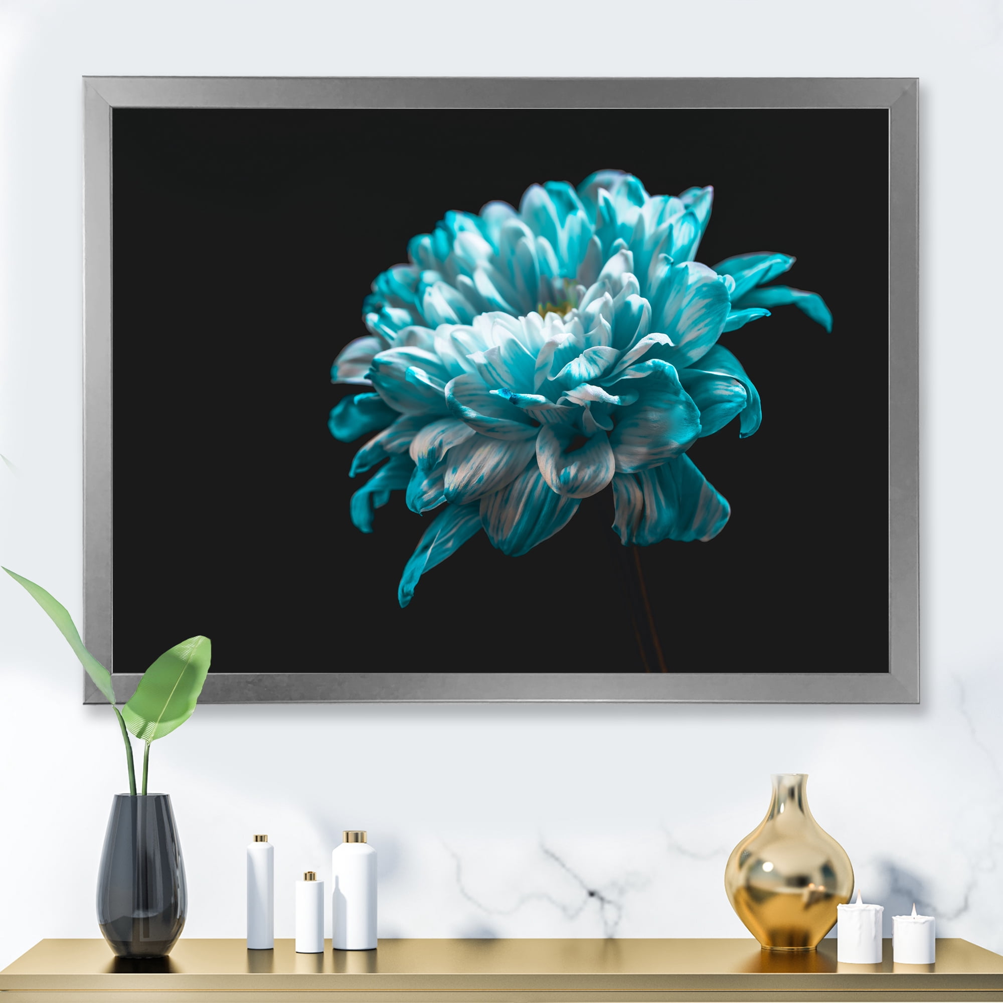 Designart 'Close Up Of White and Pure Blue Daisy Flower II' Traditional Framed Art Print