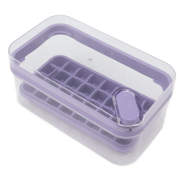 bandeja para cubitos de hielo con contenedor,caja para hacer hielo en cubitos de hielo de fácil liberación bandeja rectangular morada de 32 cubitos con tapa transparente y botón de liberación en la esquina, diseño apilable con recipiente integrado y cuchara para hielo visible, vista 3/4 frontal sobre fondo blanco; adecuada para hacer cubitos para cócteles, whisky, café y jugos.