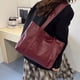 thumbnail image 1 of Bolso de hombro casual para mujer con correa ajustable, material de PU multicolor, cabe teléfono, cartera, gafas de sol, llaves, 36x29x7 cm., 1 of 6