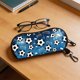 thumbnail image 4 of Funda para gafas con temática de fútbol, clip mosquetón, cierre de cremallera, material de neopreno suave, tamaño compacto, ideal para gafas de sol, gafas graduadas, llaves y accesorios pequeños., 4 of 6