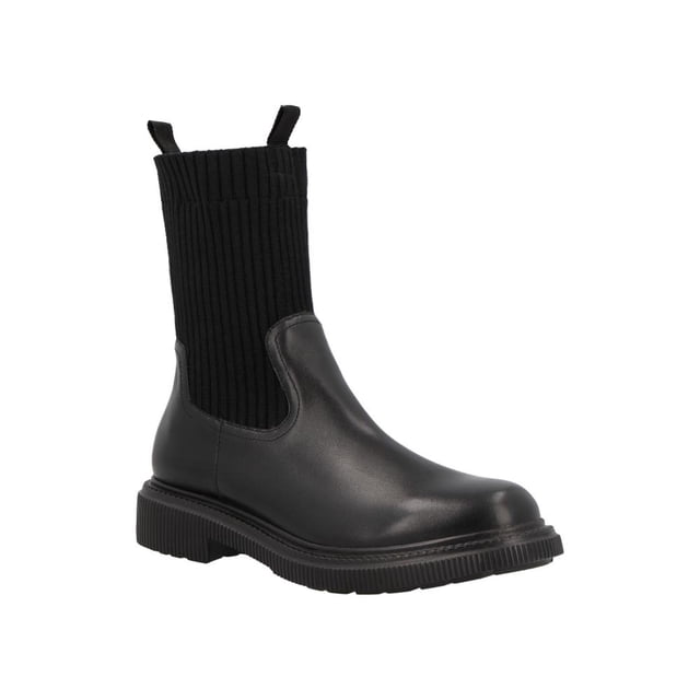 botas mujer flexi ajuste elastico negro 27 Botas Flexi negras, vista 3/4 frontal; cuerpo en piel lisa con caña alta de ajuste elástico en tubo y costillas verticales, tiradores en la parte superior y suela de goma estriada de perfil grueso para tracción. Además son aptas para looks urbanos y viajes cortos.