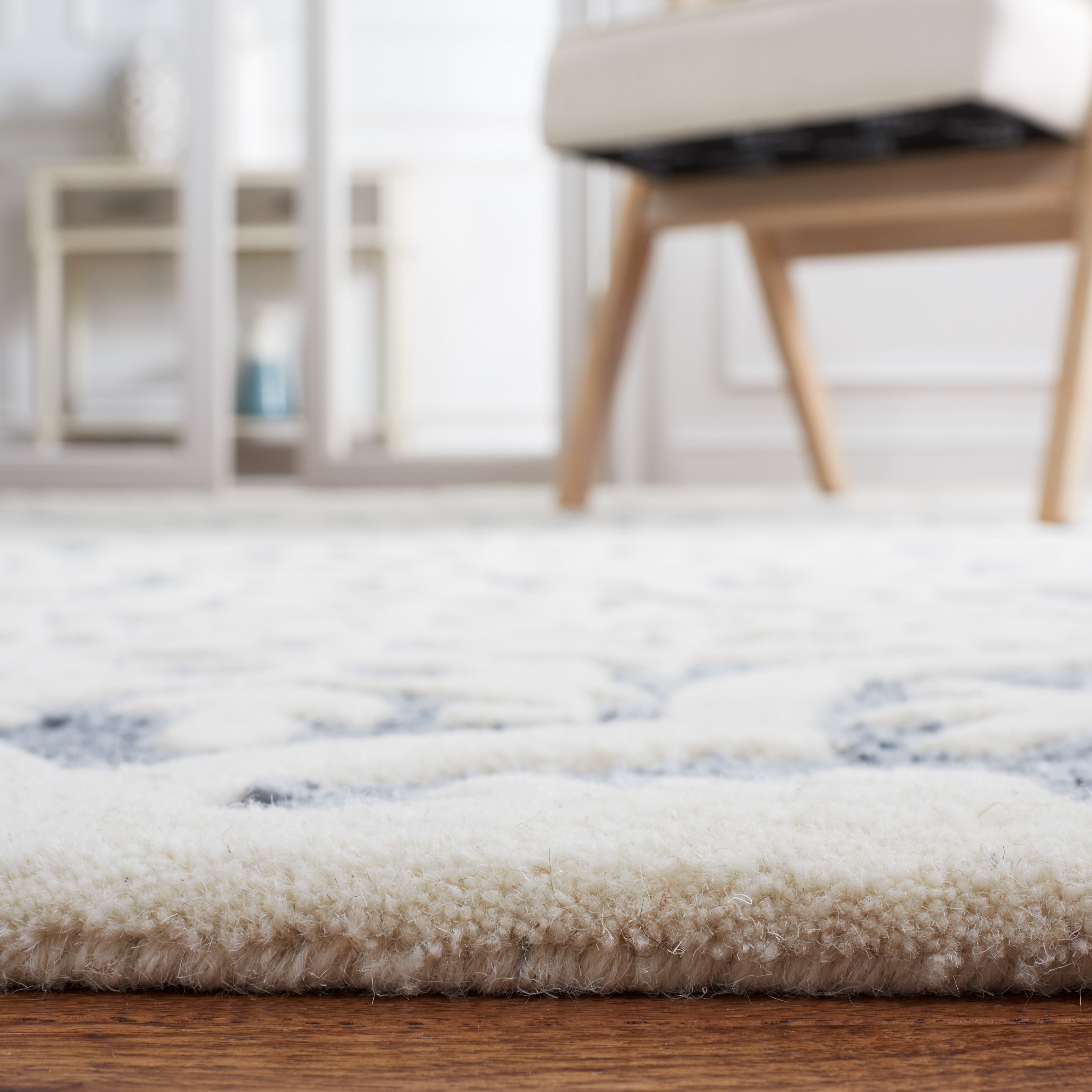 SAFAVIEH Metro Phipp Medallion Area Rug, Light Blue/Ivory, 6' x 6' Round
