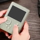 thumbnail image 1 of Fiudx Ofertas flash del día Consola de juegos retro portátil con batería portátil Consola de juegos portátil de 3,5 pulgadas Aproximadamente 1000 en una consola de juegos portátil se duplica y admite, 1 of 7
