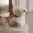thumbnail image 2 of Sonajero de bebé elegante con peluche de corderito y aro de madera suave, 2 of 7