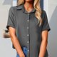 thumbnail image 2 of Camiseta de manga corta con bolsillo y botones para mujer: blusa holgada informal, versátil con vaqueros/leggings, para uso diario/vacaciones/deporte, 2 of 5