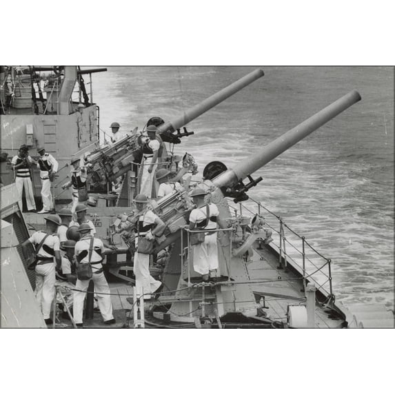 24"x36" Gallery Poster, 4 inch guns on HMAS Sydney 1940