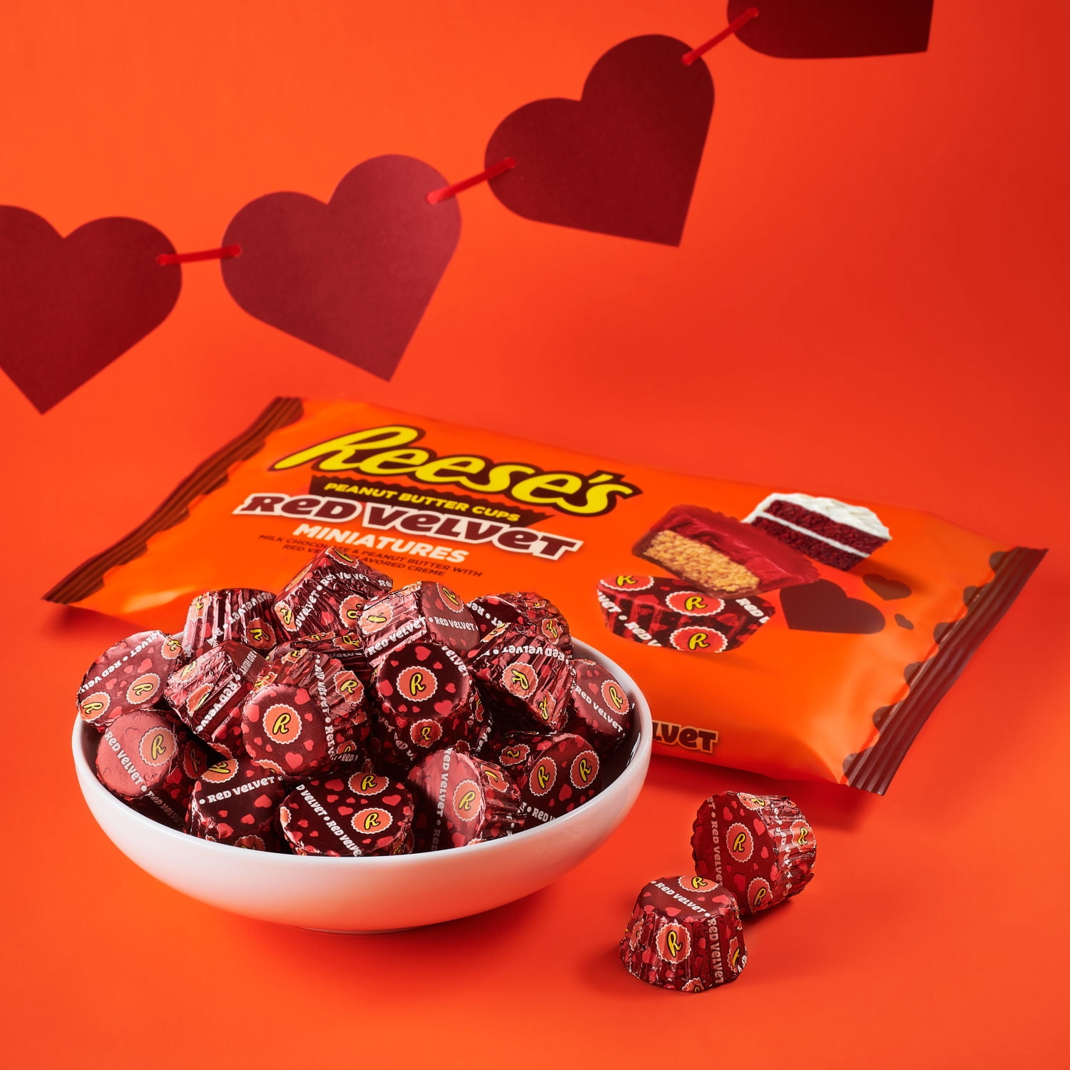 Reese's Miniatures Milk Chocolate and Red Velvet Flavored Creme Peanut Butter Cups Valentine's Candy, Bag 9.3 oz