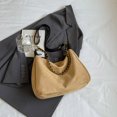 thumbnail image 4 of Bolso Hombro Gamuza para Mujer Bandolera Con Correa Ajustable Hobo El (Caqui), 4 of 5