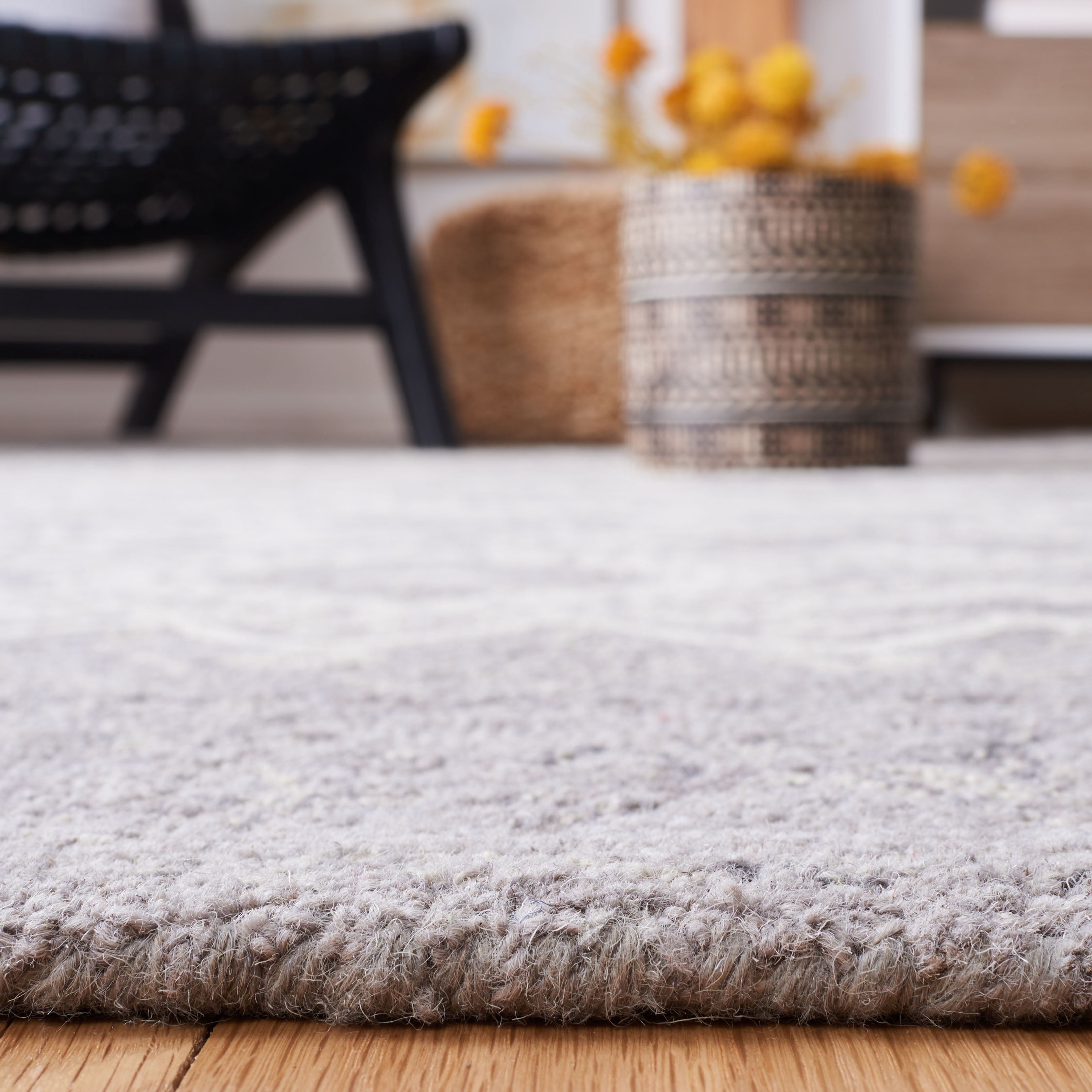 SAFAVIEH Micro-Loop Jaime Medallion Area Rug, Ivory/Grey, 4' x 6'