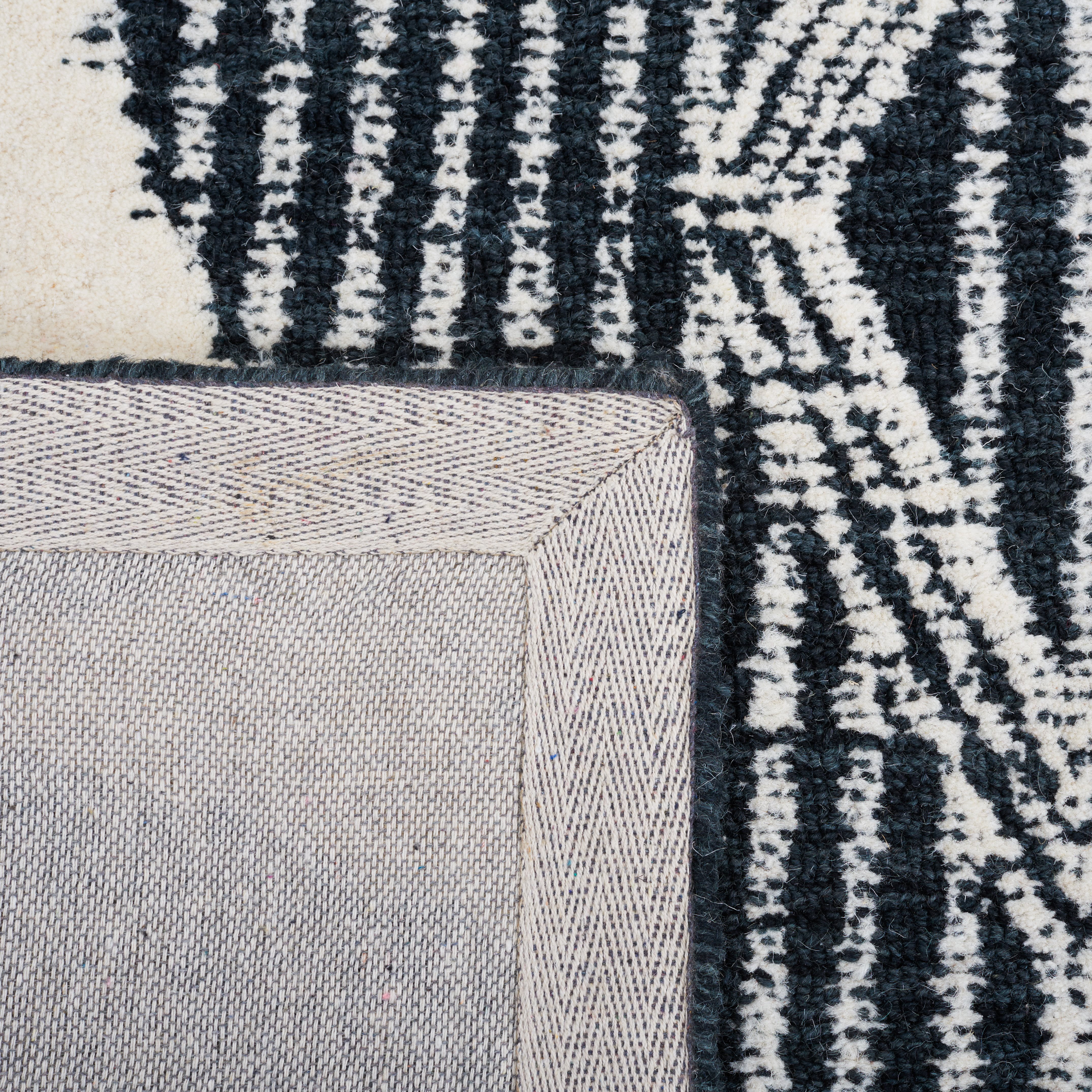 SAFAVIEH Metro Kelsey Diamond Runner Rug, Black/Ivory, 2'3" x 9'