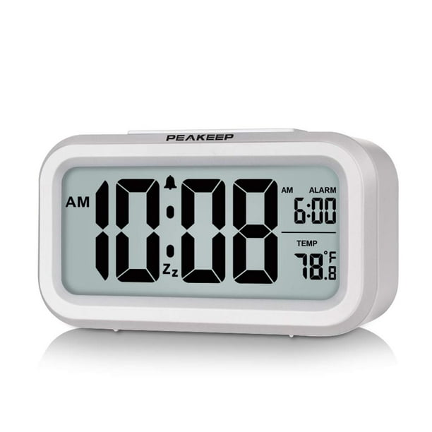 Peakeep Reloj despertador digital con luz nocturna, funciona con pilas y temperatura interior, reloj pequeño de escritorio (blanco)