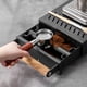 thumbnail image 4 of Cateissary Caja de golpe de barista negra, fuerte capacidad de carga para barra, caja de golpe de residuos de terreno profesional Juegos de servir café y té, 4 of 6