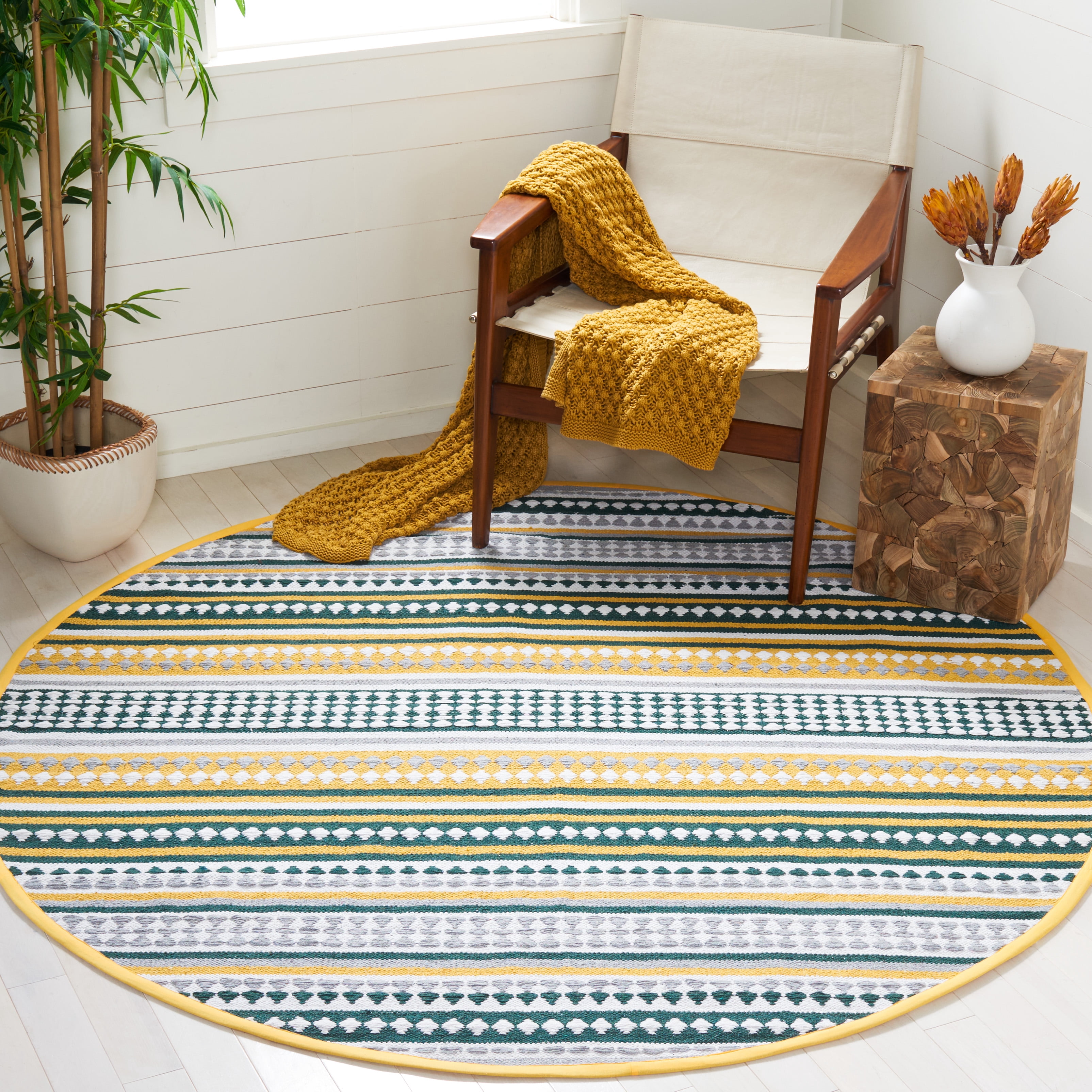 SAFAVIEH Montauk Kenyon Southwestern Cotton Area Rug, Yellow/Ivory, 6' x 6' Round