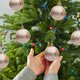 thumbnail image 5 of Juego de 6 Adornos Navideños: Bolas Pequeñas de 6 Cm con Diseño de Casita, Chapadas En Oro, de Plástico Irrompible, Ideales para Colgar En El Árbol o Decorar Cualquier Espacio., 5 of 6
