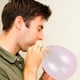 thumbnail image 4 of KAKOWELY Juego de 200 globos y matracas para fiestas infantiles, ideal para cumpleaños y diversión al aire libre. Incluye silbatos y globos., 4 of 4